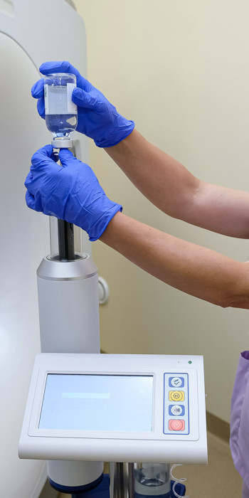 Сотрудница настраивает аппарат 