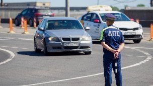 Сотрудник ДПС у съезда с моста