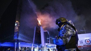 Сотрудник ОМОНа у концертного зала "Крокус Сити Холл"