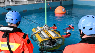 Моряки во время отработки спасения людей