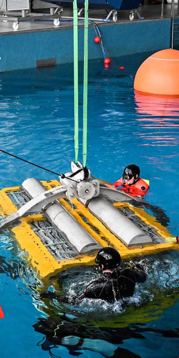 Моряки во время отработки спасения людей