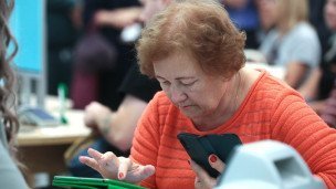 Pensionerka-nazhimaye-na-sensornyy-ekran