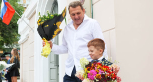 мужчина с мальчиком на линейке первого сентября
