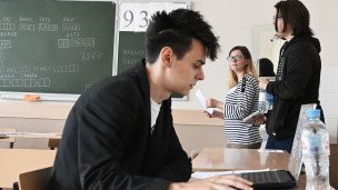 Учащийся перед началом единого государственного экзамена по информатике и ИКТ 