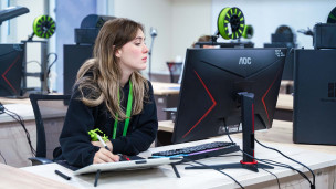 Студентка за компьютером