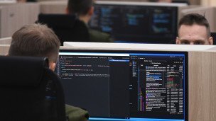Sоtrudniki-informatsionnykh-tekhnologiy-sozdayut-programmnoye-obespecheniya