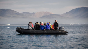Туристы на лодке в Чукотском море