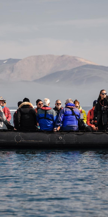 Туристы на лодке в Чукотском море