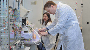 Сотрудники кафедры в лаборатории 