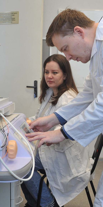 Сотрудники кафедры в лаборатории 