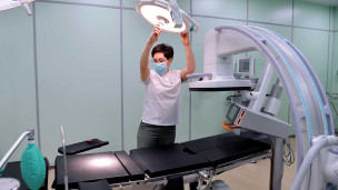 Сотрудница Свердловского областного онкологического диспансера в одном из новых операционных залов