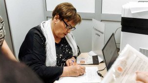 Жительница Курской области заполняет документы