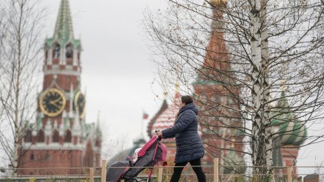 Женщина гуляет с ребенком в парке
