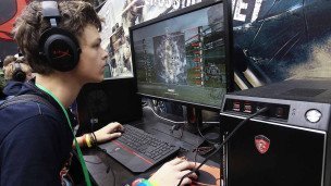 Подросток играет в компьютерную игру