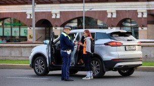 Сотрудник дорожно-патрульной службы и водитель автомобиля на улице