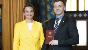 Анна Цивилева с участником церемонии вручения дипломов