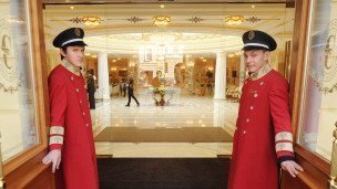 Вход в 5-ти звездочную гостиницу