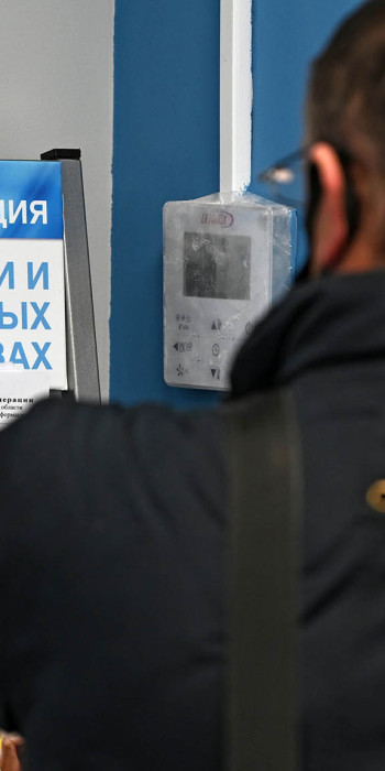 Мужчина у информационного стенда в ПФР