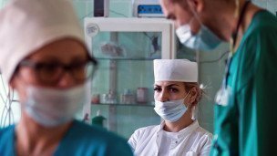 Врачи во время операции
