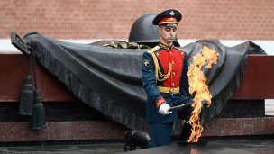 voennosluzhashchij-na-ceremonii-vzyatiya-chasticy-vechnogo-ognya
