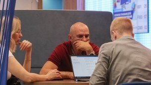 Сотрудник за ноутбуком в бизнес-центре