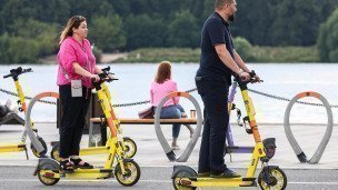 Горожане во время езды на самокатах