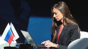 Сотрудница за ноутбуком