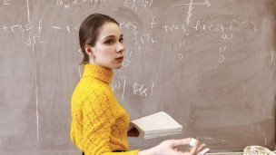  Студентка механико-математического факультета во время занятий 
