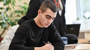 Учащийся во время занятий в гимназии 