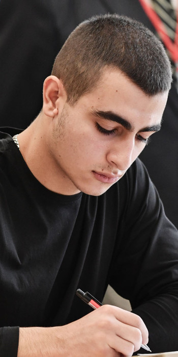 Учащийся во время занятий в гимназии 