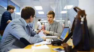 Абитуриенты на собеседовании в приемной комиссии 