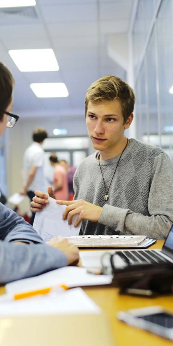 Абитуриенты на собеседовании в приемной комиссии 