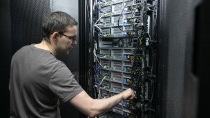 Сотрудник работает с сервером