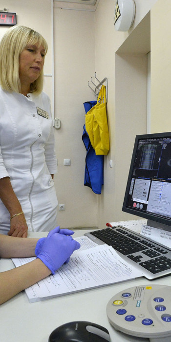 Обследование пациента с использованием позитронно-эмиссионного томографа 