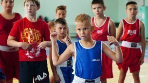 Юные спортсмены во время занятий по вольной борьбе