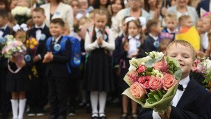 Первоклассники во время торжественной линейки, посвященной Дню знаний
