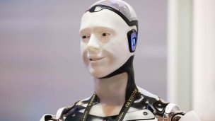Человекоподобный андроид на стенде