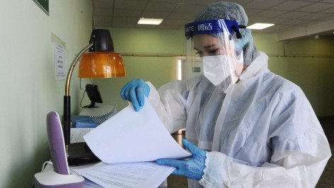 Медицинский работник в отделении для больных коронавирусом COVID-19