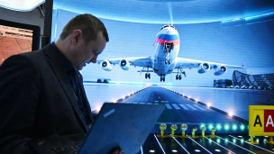 Посетитель на Национальной выставке и форуме инфраструктуры гражданской авиации NAIS 