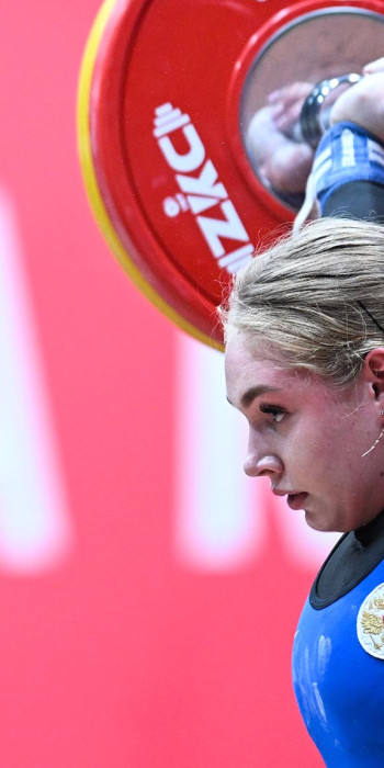Varvara-Kuzminova-na-sorevnovaniyah-po-tyazheloj-atletike