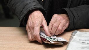 Крупный план, пожилой мужчина держит деньги в руках