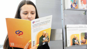 девушка изучает брошюру социального фонда