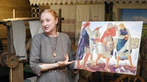 Сотрудница музея во время экскурсии