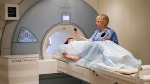  Пациентка проходит обследование на томографе