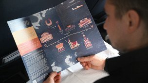 Турист рассматривает буклет с маршрутом путешествия по России