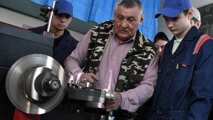 Студенты и преподаватель технического колледжа