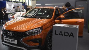 Avtomobil'-Lada-Vesta-SW-na- stende