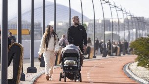  Горожане с коляской на одной из улиц города