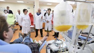 Михаил Мишустин во время посещения Национального медицинского исследовательского центра гематологии Минздрава РФ в Москве