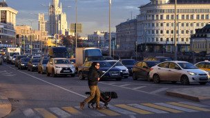 Слепой мужчина переходит дорогу